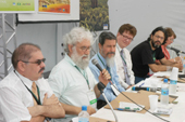 Da esq. para a dir.: o assessor da ministra Marina Silva Pedro Ivo Batista, o Frei Leonardo Boff, o secret�rio executivo do minist�rio do Meio Ambiente Gilney Viana, o coordenador da Agenda 21 Brasileira S�rgio Bueno, o moderador Soler do Forum Global Fboms, e a deputada argentina Marta Maffei. Foto: Julio Covello-SECS
